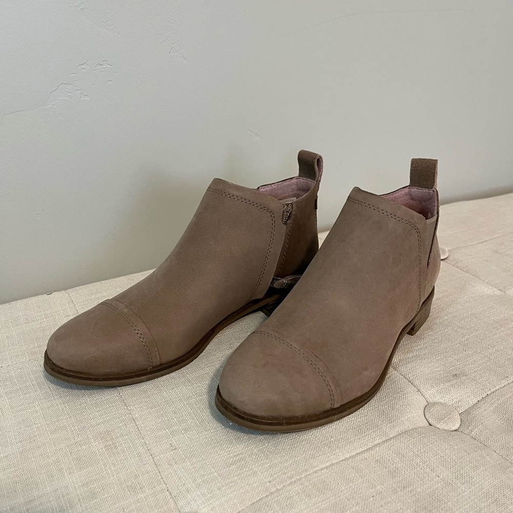 TOMS Reese Taupe Grey Boot Size 6